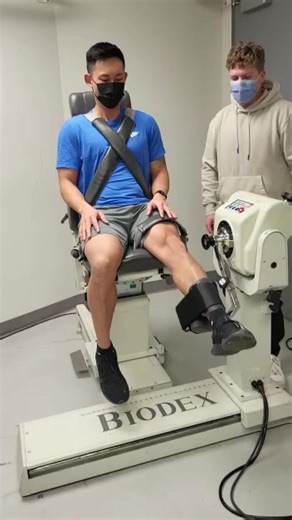 For active people trying to get back to sports after ACL surgery… When running, jumping, and playing sports still feels unclear, it’s rarely because someone is “behind.” More often, a few common beliefs are quietly keeping progress stalled. After helping 125 people rebuild their knee and actually return to sport, these are the three patterns that show up again and again. 1. “I just need to keep doing the exercises I was given.” That approach works early. But repeating the same rehab exercises do