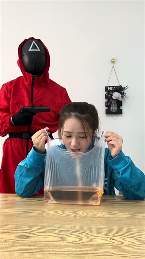This way the bag won't spill. #funny #comedy #viral #dance #food #chinesechallenge #challenge #puppy