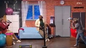 #VTEP 😂 Vous le connaissez, vous l'adorez... c'est le décor penché 👤 Avec Cartman, Camille Cerf, Gérémy Crédeville, Issa Doumbia, Bruno Guillon, Iris Mittenaere et Florent Peyre | Vendredi tout est permis avec Arthur