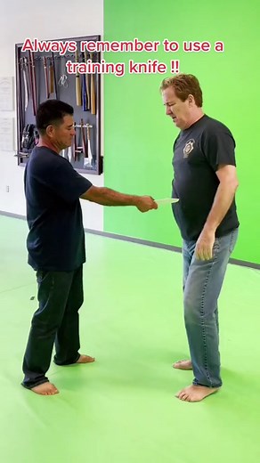 Knige takeaway using fulcrums and levers with a little bit of hand manupulation. Practice with a trainer many times and you will start to get comfortable with the technique. #vincewaterhouse #weaponsdefense #martialarts #krav #silat #karateka #martialartist #karatedo #selfdefensetip #survivaltips #foryou #taekwondo #kravmagatraining #smallcirclejujitsu #survival #streetselfdefense #kungfu #streetstyle #fma