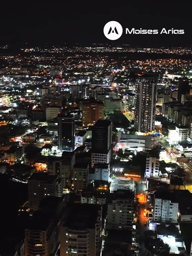 🇩🇴 Santo Domingo de noche brilla como una joya del Caribe. Sus avenidas iluminadas, los rascacielos, el malecón y el reflejo del mar cuentan otra historia: la de una ciudad moderna que nunca olvida sus raíces. Entre el sonido del tránsito y el viento del mar, la capital late con fuerza, mezclando tradición y futuro en cada esquina. Porque Santo Domingo no duerme: sueña despierta bajo la luz de su propio progreso. 🌃✨ 🇺🇸 At night, Santo Domingo shines like a Caribbean jewel. Its bright avenue