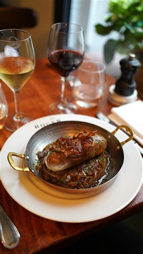 2.1K views · 1K reactions | Andouillette, confit d’oignon à la poitrine de porc - l’authenticité dans l’assiette, sans détour. ️ 26-28, rue des Grands Augustins #Roger_la_grenouille #restaurant #instafood #parisrestaurant #frenchfood #topparisrestaurant #lefooding #trends #Paris #parisfoodguide | Roger La Grenouille | Facebook