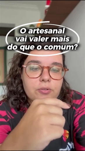 Bianca Fraga on Instagram: "Num mundo em tudo é IA ou comida rápida, vocês acham que os produtos artesanais vão valer mais? Eu sinto que o off-line tá começando a voltar. Sua marca tem se preocupado com isso? Comente!"