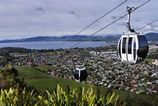🇳🇿✈️ Tourism Industry Set for Major Shake-Up as Minister Targets Big Growth 🌏📈 New Zealand’s tourism sector could be heading for significant change, with Tourism Minister Louise Upston unveiling ambitious goals to reshape the industry’s future. The government aims to double the value of tourism exports by 2034, grow the number of Kiwis working in tourism and hospitality, and restore international visitor arrivals to at least 2019 levels. Upston said momentum is building, with 3.43 million ov