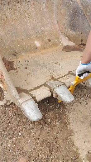 Stop replacing bucket teeth with steel bars, it's easy to...