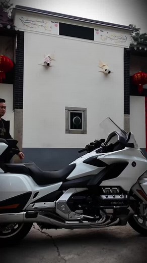 Explore the Honda GL1800 GOLD Wing Motorcycle Experience