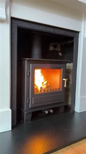 SweepSmart👍🔥🎩 on Instagram: "How stunning does this look 🔥 Tony and James completed another fantastic install for a customer in Arlesey today! They installed the Clock Blithfield 5 and a Riven Slate hearth, giving the fireplace a much needed glow up! #clockblithfield5 #stoveinstallation #chimneysweeplondon #fireplacesafety"