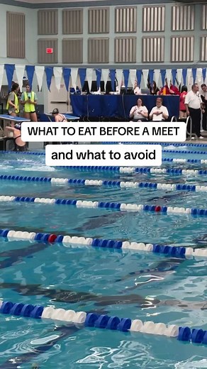 Eating before a swim meet can be a challenge because if you eat too much you’ll 🤢 and if you don't eat enough, you’re energy levels crash half way through! Here are a few suggestions that might help: 🟢 (30-60 min before) - Focus on carbs, moderate protein, and fruit! Bananas, peanut butter and honey sandwich, apple sauce, hard boiled eggs, smoothies! ❌ stay away from high fat foods, fiber and dairy. These types of foods tend to cause stomach distress while competing. Drop your favorite pre-mee