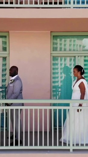 One of the things that many couples love about getting married in the Bahamas is that it's a break from tradition. An opportunity for your wedding to be a bit more laid back. If you want your wedding to feel effortless and easy, while also being elegant and fun, Bahamas is your destination wedding dream! ⁠ ⁠ One of the ways to