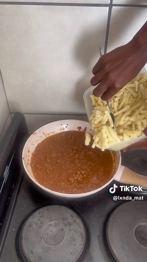 This week’s meal is the ultimate lazy meal prep! No peeling, chopping or anything hectic, just simple meals to keep the week running smoothly. This is by far the quickest meal prep I have ever made! Sweetcorn, Hawaiian style stir fry and pasta in saucy mince. Who said meal prep has to be complicated? #mealprep #easyrecipe #easymeal #quickmeals