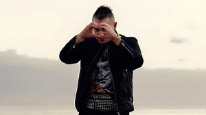 Jul parle d’amour dans le clip « Lova » (vidéo)