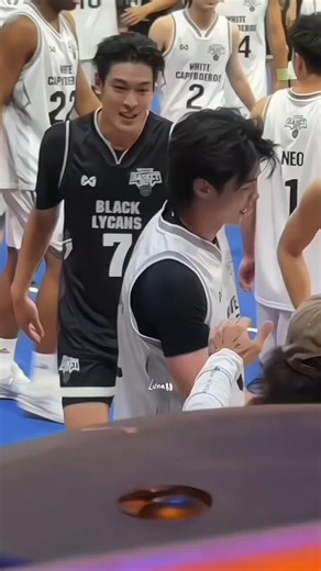 It's Meen who still wants to lean on that big buffy chest of Krating. That must be very comforting, I swear.