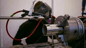 Master Agron welding connects two pipe segments using a welding positioner. fix the material in the machine.