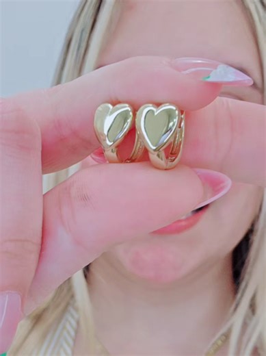 Aretes pequeños en forma de corazon #corazon #goldplated #joyeria #orolaminado #aretes