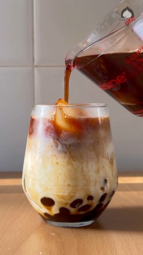 Bubble Tea Casero (Té de Burbujas) 😉 👉🏻 Receta completa paso a paso con ingredientes y cantidades en mi web: https://cocinaconcoqui.com/bubble-tea/ o en mi canal de YT ¿Quieres aprender a hacer perlas de tapioca y bubble tea en casa paso a paso? Este té con bolas de tapioca tan especial se ha hecho súper popular durante estos últimos años. Tanto si tienes curiosidad por probarlo por primera vez, como si eres un amante del té de burbujas, seguro que esta receta te vendrá de maravilla para apre