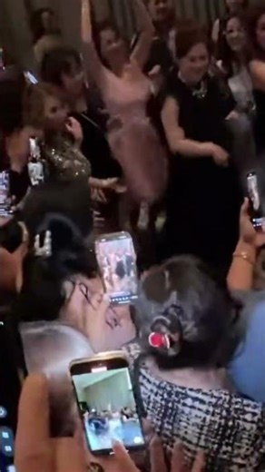 BÀ PHƯƠNG HẰNG QUẢY TƯNG BỪNG HỌP FAN TẠI MỸ