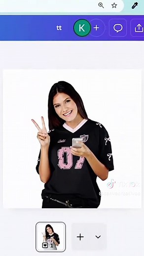 Idea creativa en Canva 👇 Puedes colocar cualquier diseño en una camiseta sin mockups externos y sin Photoshop. Es rápido, se ve profesional y ahorra muchísimo tiempo. 💬 Comenta CANVA si quieres aprender más hacks así.