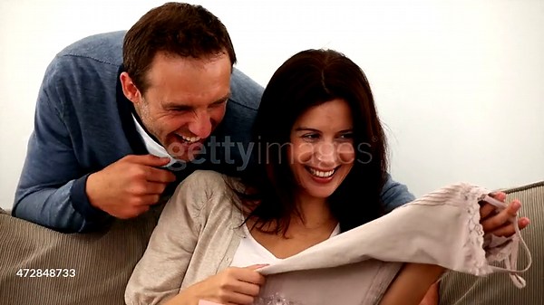 Mari offre sa femme un cadeau