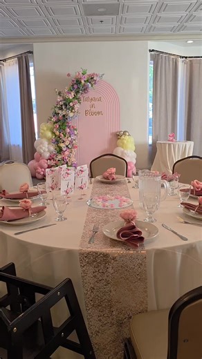 What a beautiful baby shower balloon backdrop I had the pleasure of creating for the mommy-to-be! The theme was “Tatyana in Bloom,” and the floral arrangements brought everything together perfectly. From the soft pastel balloons to the light pink backdrop, every detail created such a lovely setting. Congratulations again to the mommy-to-be! 🌸🎀 #babyshowerballoons #babyinbloombabyshower #balloonelegancebymaryv #todoballoons