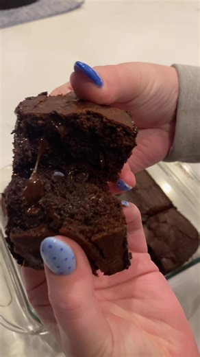 The only brownie recipe you'll need✨ #brownies #baking #sammyyskitchen #treatyourself recipe: * 1 cup butter melted * 1/2 cup cocoa powder * 3 large room temp eggs * 1 tbsp vanilla bean paste * 1 cup dark brown sugar * 1 cup white sugar * 1&1/4 cup flour * ~1 cup chocolate chunks Preheat your oven to 350°F. Combine butter and cocoa powder to allow the cocoa to bloom, whisk in both sugars. Combine well then mix in the eggs. Fold in 1 cup of sifted flour. Combine remaining 1/4 cup of flour with ch