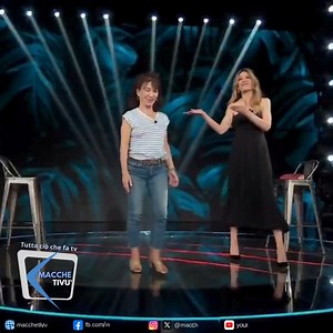 🎥 Natalie Guetta, piccolo incidente in uscita dallo studio di Belve Momento imprevisto durante la registrazione: Natalie Guetta, al termine dell’intervista con Francesca Fagnani, ha rischiato una caduta uscendo dallo studio. Un attimo di tensione, poi la risata: l’attrice ha sdrammatizzato subito, confermando il suo spirito autoironico. 📹 Il video ha già fatto il giro dei social. #NatalieGuetta #Belve #FrancescaFagnani #TVmoments | MaccheTivù