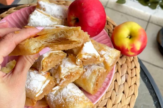 SOČNA PITA OD JABUKA SA GOTOVIM KORAMA: Posna poslastica gotova za tili čas