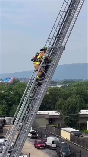 Great view at 105 feet! The Fire Academy 2024 class did an awesome job with the Ladder Climb! #firefighter #firedepartment #chattanooga #Tennessee #climbing #sky #heights #workmode #up | Chattanooga Fire Department