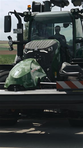 Sicherheit ist kein Extra, sondern Voraussetzung. Der neue Fendt 700 Vario Gen7.1 bietet FSC-Stabilitätskontrolle, Anhängerbremsassistent (TBA) und eine hydraulische Zusatzbremse bei gleichzeitig höchster Nutzlast. Die Assistenten unterdrücken aktiv das Wanken in Kurven und verhindern das Aufschieben bei Fahrten mit Anhänger, indem sie den Bremsdruck gezielt am Traktor erhöhen. Gleichzeitig entlastet die hydraulische Zusatzbremse die Hauptbremse und sorgt für konstante Sicherheit bei jeder Berga