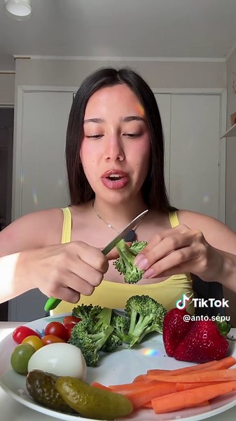mukbangsito mas healthy🫦 honestamente AMO las frutas y verduras, real se me #ANTOjan sobre todo con el verano🍓🥗🫐 y en @Jumbo Chile estan siempre de alto calibre y frescura😮‍💨 #tiffanyplate #mukbang #jumbotron #publicidad