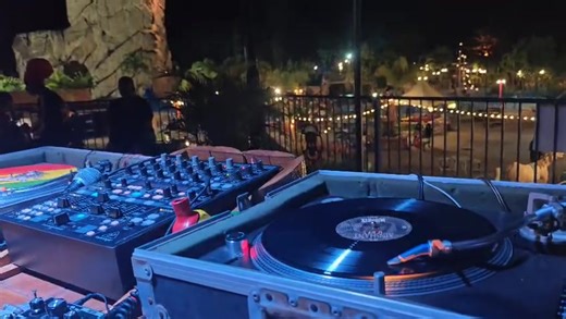 🎛️ Rootsyardd Dub Market turnin’ up the vibes! 🎚️ Selector Black Chariot spin the heavyweight vinyl release of Midnite – Knocka Fya 🔥 from the legendary album Ainshant Maps. Salute to Ronald Benjamin, TRS Records, Galactaphonic, African Roots Lab — and the ever-living words & works of Vaughn Benjamin & Midnite. 🌍🎶 #RootsyarddDubMarket #MidniteKnockaFya #TRSRecords #VaughnBenjamin #BlackChariotVibes