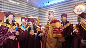 One of the graduates from MSU, Miss Sarah Jane H. Ami (BEED) from RT. Lim, Zamboanga Sibugay No one knows sa tanan struggles na iyang ge atubang matag adlaw, pero ato nakita unsa siya ka determinado og ka pursigado sa kinabuhi, and yes she made it! Daghan salamat sa pag inspire kanamong tanan, Sarah Jane! Achieve your goals in life, malayo pa ang mararating mo at walang impossible sa taong mataas ang paniniwala tulad mo. God bless to your journey, I am rooting for you!💖💖 #AsensoDistritoUno | A