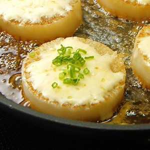 【大根がジューシー♡】レンジで時短！とろけるチーズ大根ステーキ / Melted Cheese Daikon Steak レシピはこちら！https://www.buzzfeed.com/jp/redkikuchi/melted-cheese-daikon-steak 作ったらコメント欄に写真を投稿してくださいね！😊✨ | Tasty Japan