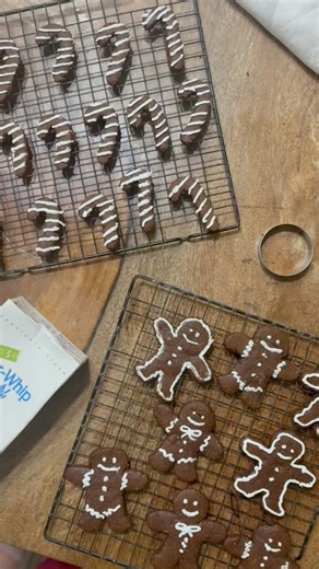 Stop scrolling if you love holiday cookies 🍪✨ This gingerbread man recipe is a must-try. Ingredients: • 3 1/2 cups all-purpose flour • 1 tsp baking soda • 1/2 tsp salt • 1 tbsp ground ginger • 1 tbsp ground cinnamon • 1/2 tsp allspice • 1/2 tsp ground cloves • 10 tbsp unsalted butter (room temp) • 3/4 cup packed brown sugar • 2/3 cup unsulphured molasses • 1 egg (room temp) • 1 tsp vanilla extract • 250g Everwhip (for decorating) How to make: 1. Beat butter, brown sugar, and molasses until crea