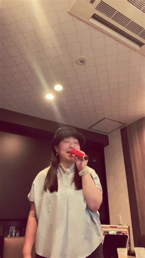 今井美樹さんの 「瞳が微笑むから」 を歌わせていただきました。 1990年頃、都内の某結婚式場で学生の頃アルバイトしていたのですが、4割から5割近くの確率でキャンドルサービスの時にかかっていたのがこの曲です。 今、50代から60代の方にとって、この曲を使われた方も大勢いらっしゃると思います❣️ 当時のドレスアップした幸せそうな花嫁さんがたを思い出しながら歌わせていただきました。 #瞳がほほえむから #今井美樹 さん #ウェディングソング #1990 年代