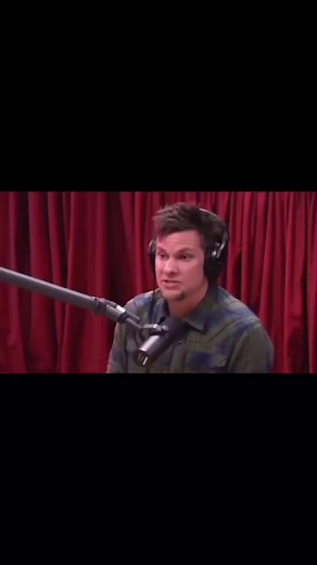 I could hear a Skittle hit the cement😂👂#theovon #joerogan #joeroganpodcast #joeroganexperience #jre #thispastweekend