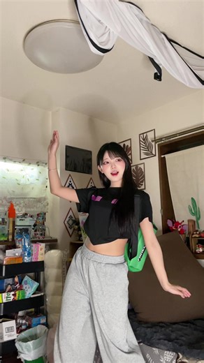 途中振り向いた時が1番ベストショットかな？お人形さんみたいに可愛くポーズチャレンジやってみた | funny face challenge