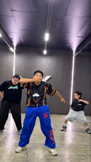 Azonto Fever with @afrocebu family 🇬🇭🔥🤒 Thank you to everyone who showed up and danced with me! 🏠 @xebu.dance 🎵 Azonto Fever - @therealdjflex 👕 @afrodvo @ateamph @afrocebu @afropilipinas @szhdofficial And to everyone who's asking for a round 2, should we? | Lorenz Pepito