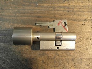 Wink Haus Zylinder mit Knauf dreht durch Video 2045 Schlosserei Oldorf