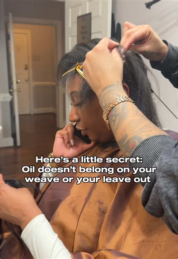 We’re not frying our hair! Only 3 things that should be used on your leave out is 1. Heat Protectant 2. Slik Stick 3. Hair Serum If your suffering from dry scalp I would recommend a water based serum for your scalp to open your poor. Oil will clog them underneath and install! Looking for a stylist that will care for your hair? Come see me 😌 📍Raleigh, NC hairstylist #nchairstylist #nchair #nchairextensions #rduhair #traditionalinstall #ncstylist #raleighhairsalon