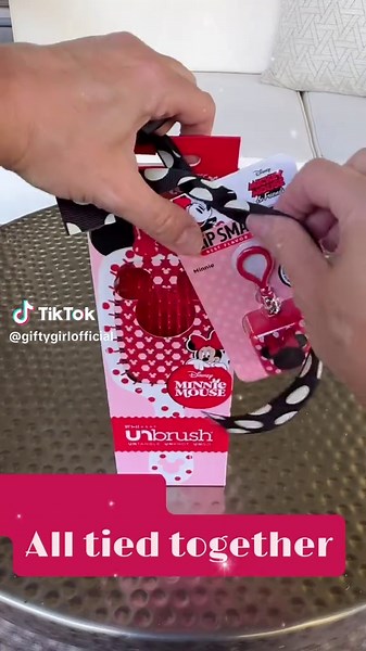 Minnie Mouse Unbrush Lip Smackers for the easiest gift for the nices biggest Minnie fan! 🖤❤️ #unbrush #minniemouse #minnie #disney #gifting