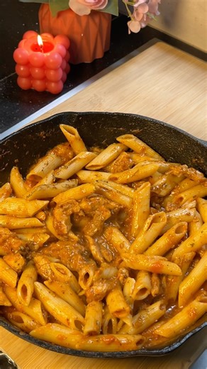 Hadia Noor on Instagram: "Red sauce pasta 🍝 INGREDIENTS •pasta 1 cup • chicken 200 g • chopped garlic 1/2 tbsp • red chilli flakes 1 tsp • 1/2 tsp paprika powder • 1 tsp salt (add more if needed) • 1 tsp black pepper • 3 tomatoes Follow the instructions given in the video and enjoy💗 . . . . #fyp#fypage#fypシ❤️💞❤️#fyppage#pasta#pastalover#pastas#cheesy#cheese#spicyfood#foodblogger#foodphotography#foodblogfeed#foodstagram#instagramreels#reelsinstagram#reels#reelsvideo#foodreels#alhamdulillah"