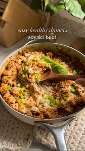 If you like a cheesy gooey high protein dinner look no further. This is SO good and so flavorful thanks to the soyaki sauce and the broth. Save this for an easy weeknight dinner! Follow @fridasofiaeats comment “Recipe” and I’ll send you a link to the recipe 2 bell peppers, diced 1 yellow onion, diced 4 scallions, cut up and separate white from green parts 1 lb ground beef 2 tbsp tomato paste 1/2 cup soyaki sauce 1 cup basmati rice, washed and rinsed 2 cups beef broth, using @lonolifeinc powder b