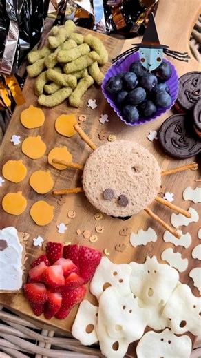 It's almost Halloween! 🎃👻 @thehalloweenmom is at it again with some major spooky snack board inspo for a fun after-school snack or some pre Trick-or-Treating fuel! What are your little ones dressing up as this year?! 👯 | Sprout Organics