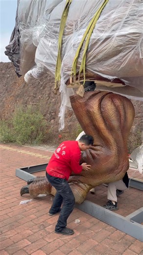 Caught on camera — team removing a T-Rex leg in the wild! Looks like tonight’s dinner is going to be… Jurassic style! 😂 Don’t worry, no real dinosaurs were harmed — just another wild day with animatronic giants roaming the field. 🌿 #TRex #AnimatronicDinosaur #WalkingDinosaur #ViralMoment #JurassicHumor #ThemeParkMagic #DinoLife | Jeff Gan