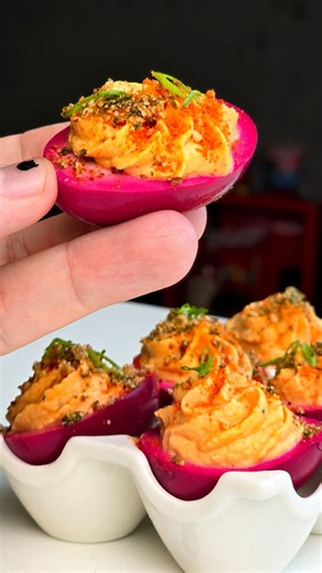 Gabriel Nigro on Instagram: "Você nunca mais vai querer comer ovo cozido do jeito normal depois de ver essa receita 🥚 Ovo Recheado ou Deviled Egg, fica à vontade pra chamar como quiser! Só não deixa de preparar nem compartilhar mais essa receita que eu preparei com a @raiarorganicos 💛 Eu usei: 🔸12 ovos 🔸3 col. sopa maionese 🔸3 col. sopa mostarda Dijon 🔸Suco de limão a gosto 🔸Sal e pimenta-do-reino a gosto 🔸Molho de pimenta a gosto 🔸OPCIONAL: 1 col. sopa missô A marinada do ovo é opciona