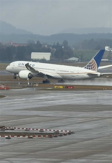 United Airlines B787 Take-Off at Zurich Airport