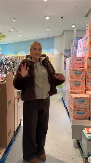 Alina on Instagram: "Ich habe bei dm ein neues Level freigeschaltet!!! (Anzeige) Endlich ist es soweit & ich habe noch mehr Raum zum Stöbern & Shoppen (kann Vor- und Nachteile haben) 😂 Jedenfalls habe ich mich jetzt erstmal mit Körperöl & ganz vielen Empfehlungen von euch ausgestattet. Freue mich immer sehr darüber, also gerne her damit! ✨ Ansonsten durfte Nachschub von meinen Favoriten von @geekandgorgeous nicht fehlen! 🩷 #geekandgorgeous #dmmusthaves #dmhaul dm"