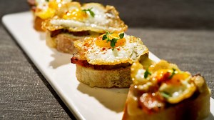 🥢 Innovative Hakka cuisine : Renewing the Tradition 🥢 When it comes to Hakka food, most think of pickled vegetables, meat with rice, buns, and kueh. For Hakkas, food plays an integral part in their culture, as they believe that if you don’t eat, you won't have the energy to work. With limited access to obtaining certain ingredients within their living areas, Hakkas use rice wine, ginger, garlic, and salt to preserve and flavor the food. As their work requires energy, salt is usually added to t