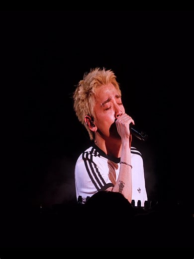 พี่กิตเมื่อคืนนอนไม่ค่อยหลับ ทำให้เสียงที่เซฟมาหาย ร้องหลายๆ เพลงเข้าเสียงแหบ แต่พี่กิตก็ยังร้องเต็มที่ อาจจะมีช่วงเสียงหายบ้าง แต่ก็ให้อภัยเพราะคอนนี้พี่กิตใส่สุดทุกเพลงจริงๆ ❤ #threemandown #threemandownliveatsuphachalasai #ชาวเมืองของทรีแมนดาวน์ #ชาตินี้