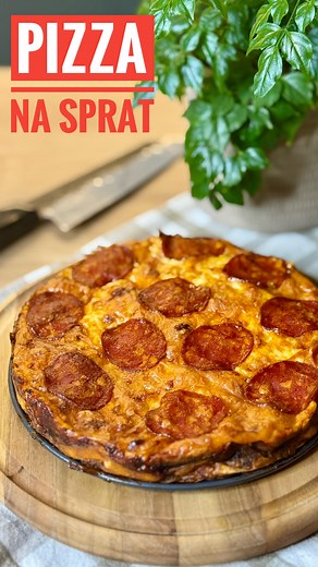 🍕 TORTILLA PIZZA NA SPRAT 🍕 Hrskava, kremasta i puna ukusa – ljudi moji, ovo nije klasična pizza, ovo je pizza na sprat! Svaki zalogaj puca od ukusa – tortilje kao jednostavna osnova, pavlaka i jaja daju savršenu kremastu teksturu, a kulen i kačkavalj sve zaokruže u jedan ozbiljno dobar zalogaj. A sad najbolji deo 👇 Dok sam tražio sastojke, samo sam pratio plavi znak uštede u @maxi_srbija i našao odlične stvari po još boljim cenama! Ove nedelje posebno mogu da preporučim: 🟦 Maxi kulen – fant